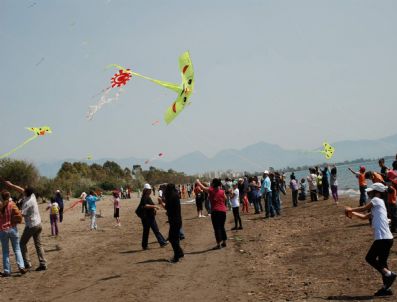 ÖMER ÇıRPAR - Finike'de Uçurtma Şenliği
