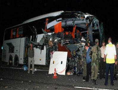 Geziden dönen öğrencileri taşıyan otobüs köprüden yuvarlandı: 22 yaralı