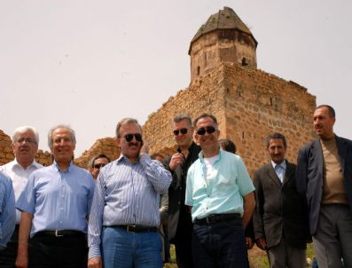 AKDAMAR KILISESI - Göl Manzaralı Kilise