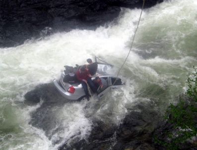 Otomobil Dereye Uçtu: 1 Ölü, 5 Yaralı