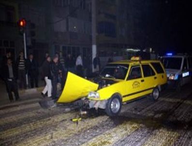 VAKıF GUREBA HASTANESI - Unkapanı'nda trafik kazası: 1 ölü, 2 yaralı