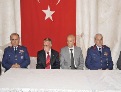 AKKALE - Vali'den Şehit Yüzbaşı'nın Evine Taziye Ziyareti