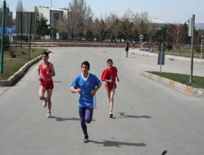 CEMAL ÖZTÜRK - Atletler Dört Koldan Şampiyonluğa Koştu