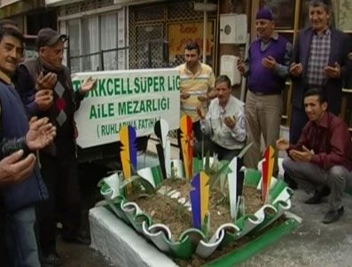 Bursasporlu taraftarlar 3 büyükleri mezara koydu