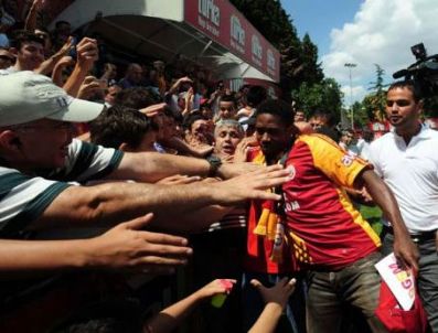 RIJKAARD - Galatasaray Bursa maçında taraftarı ile barışıyor