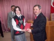 En Çok Kitap Okuyan Ve Katkı Sağlayanlara Plaket