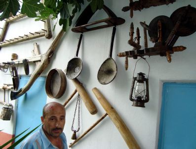 200 Yıllık Tarihi Eserleri Evinin Duvarında Sergiliyor