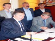 Ayvalık'ta Belediye İşçilerinin Sözleşme Sevinci