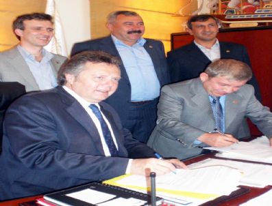 HASAN BÜLENT TÜRKÖZEN - Ayvalık'ta Belediye İşçilerinin Sözleşme Sevinci