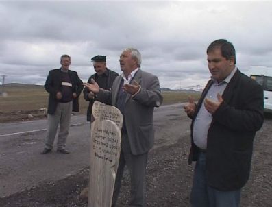 NURETTİN DEMİR - Gazeteciden İlginç Yol Protestosu