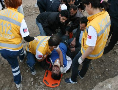 MAKINIST - Kulaklıkla Müzik Dinleyen Bisikletli Gence Lokomotif Çarptı