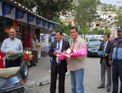 MUHAMMET TOKAT - Turistlere Karanfilli Karşılama