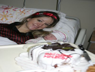 EDA TÜRKMEN - Doğum Günü Pastasını Doğduğu Gün Kestiler