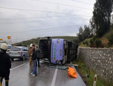 Yolcu otobüsü devrildi: 1 ölü 19 yaralı