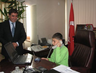CAFER ÖZDEMIR - Başkan Özdemir'den Öğrencilere Tarihi Hediye