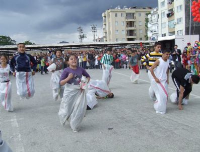 MUSTAFA GÜRDAL - Çocuk Şenliğine Yağmur Engeli