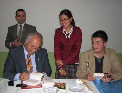 Dev Öğrencilerden Piyasa Fiyatının Yarısına Kitap