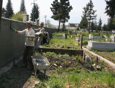 KOÇYAZı - Düzce'de Mezarlıklarlarda Çalışmalar Sürüyor