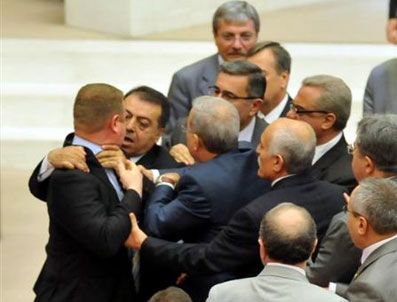 OSMAN DURMUŞ - Mehmet Daniş Kamer Genç'in üstüne yürüdü