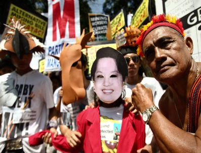 GLORIA ARROYO - Phılıppınes Earth Day Protest