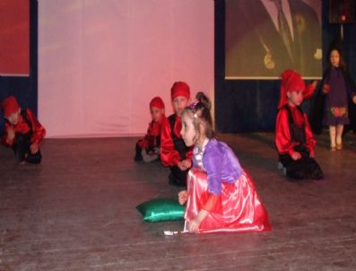 AVNI AKYOL - Anaokulu Öğrencileri Gösterileriyle Göz Doldurdu