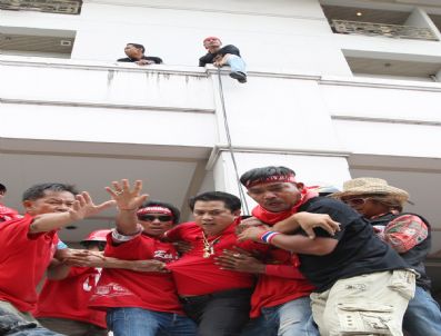 BANGKOK - Correctıon Thaıland Polıtıcs Unrest