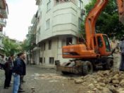 Erdek'te Terkedilmiş Binalar Yıkılıyor