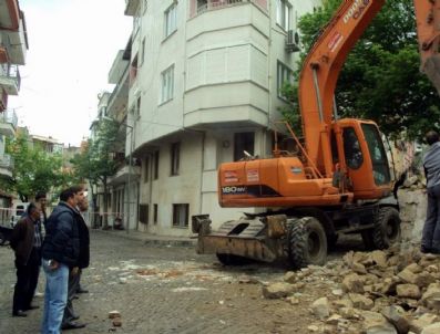 HALITPAŞA - Erdek'te Terkedilmiş Binalar Yıkılıyor