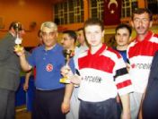 Maç bitmeden şampiyon kupası verildi