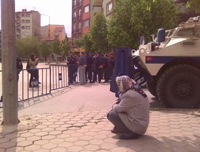 CEVDET KONAK - Panzer göstericilerin arasına daldı: 1 ölü