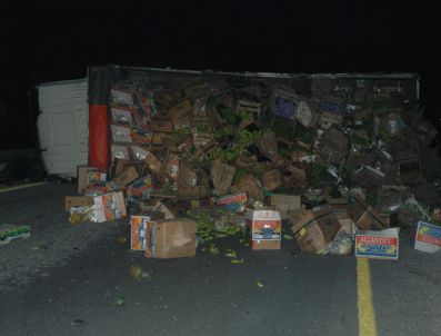 MUSTAFA KARACA - Devrilen Kamyon Yolu Trafiğe Kapattı