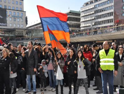 CARL BILDT - İsveç'teki Ermeni Ve Süryaniler Sözde Soykırımın 95. Yılını Birlikte Andı