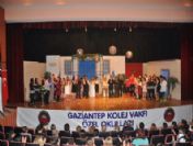 Gkv'li Öğrenciler Mamma Mia'yı İngilizce Sahneledi