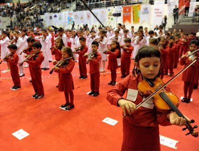 Minik kemancılar rekor için çaldı
