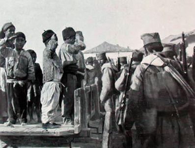 EMPERYALIZM - Oyun olsun diye Sırp askerine selam