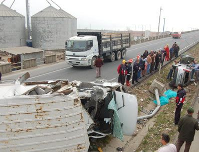 Otomobil Kamyonete Çarptı: 2 Ölü