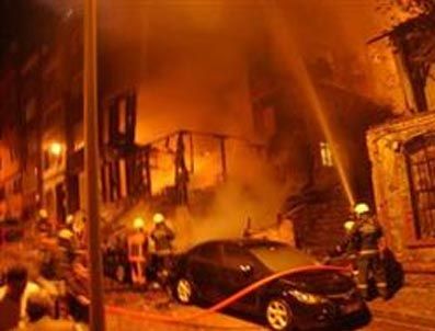 Beşiktaş'taki ahşap bina alev alev yandı