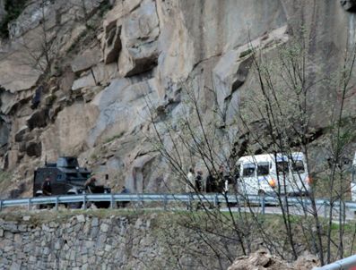 OSMAN KAYA - Güvenlik güçleri teröristlerin peşinde