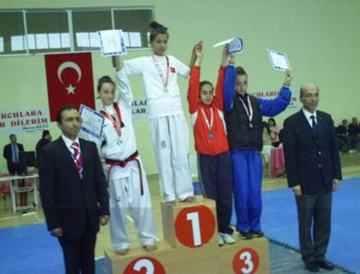 İLKÖĞRETİM MÜDÜRÜ - İzmir'li Taekwandocu Başarılarına Devam Ediyor