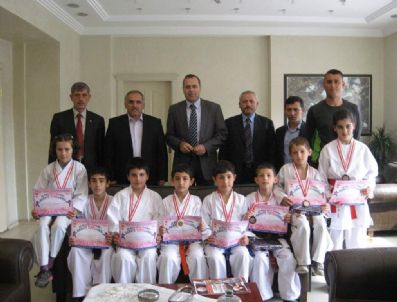 FARUK ATEŞ - Karateciler Kaymakamı Ziyaret Etti