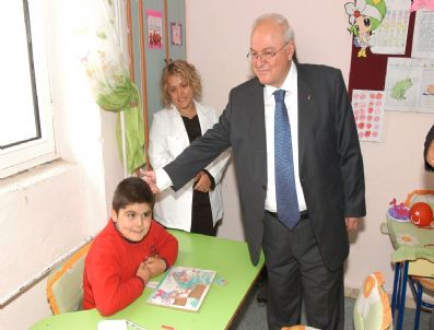 SÜLEYMAN CAN - Vali Erkmen, Otistik Çocuklar Eğitim Merkezini Ziyaret Etti