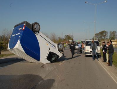 Minibüs Takla Attı: 2 Yaralı