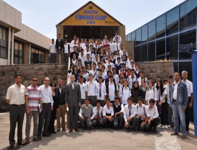 Polis, Lise Öğrencilerini Sinemaya Götürdü