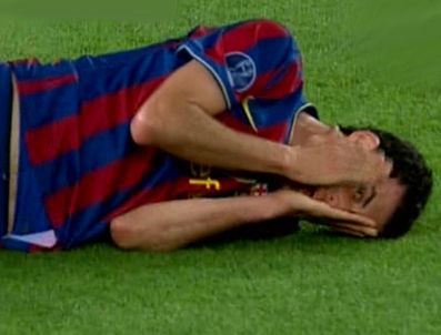 VICTOR VALDEZ - Busquets elini yüzünden kaldırıp hakeme baktı