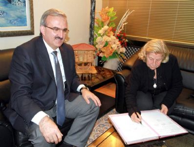 FERHAT KURTOĞLU - Hayırsever İş Kadını Van'a 200 Kişilik Kız Yurdu Yaptıracak