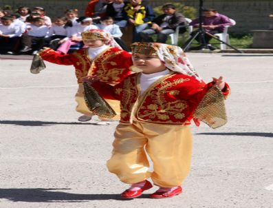 İlköğretim Okulunda 90. Yıl Şenliği