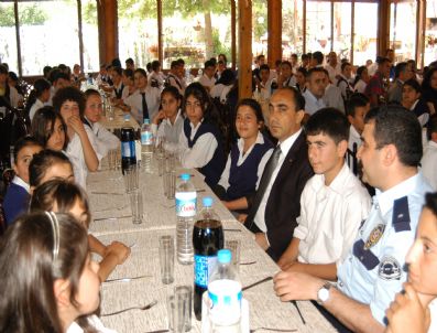 MEHMET GÖDEKMERDAN - Tarsus'ta Öğrencilere Sosyal Kaynaştırma Ve Dayanışma Yemeği