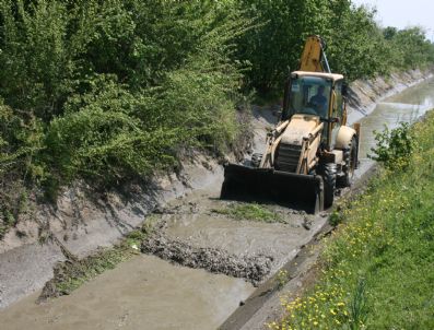 Düzce'de 55 Kilometrelik Ana Sulama Kanalları Temizlendi