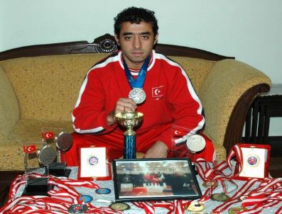 KURMANBEK BAKIYEV - Kırgızistan  Devlet Başkanlığı İdari İşler eski Başkanı  tutuklandı