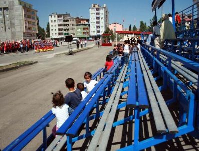 ADEM YAZıCı - Köydeki arkadaşlarına kitap hediye ettiler
